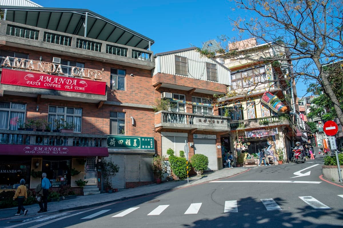 台灣街邊的咖啡廳店面